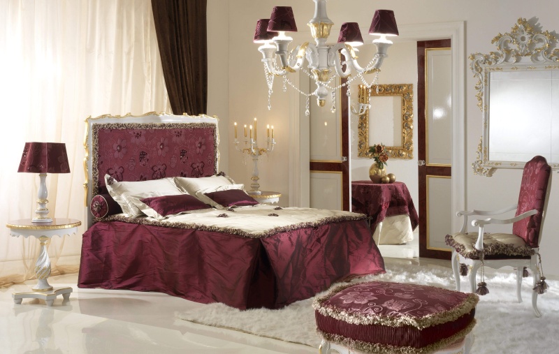 Lit de couleur bordeaux vif