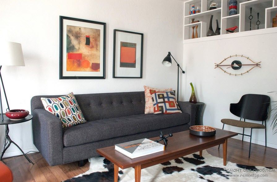 Un canapé moelleux dans une agréable couleur grise