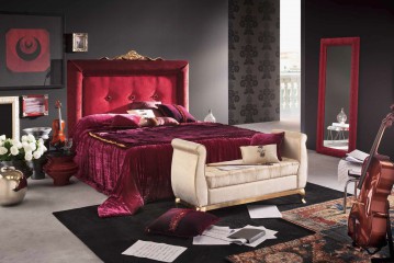 Couleur bordeaux riche dans le lit