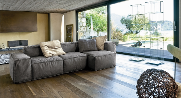 Petits canapés gris pour l'amélioration de l'habitat