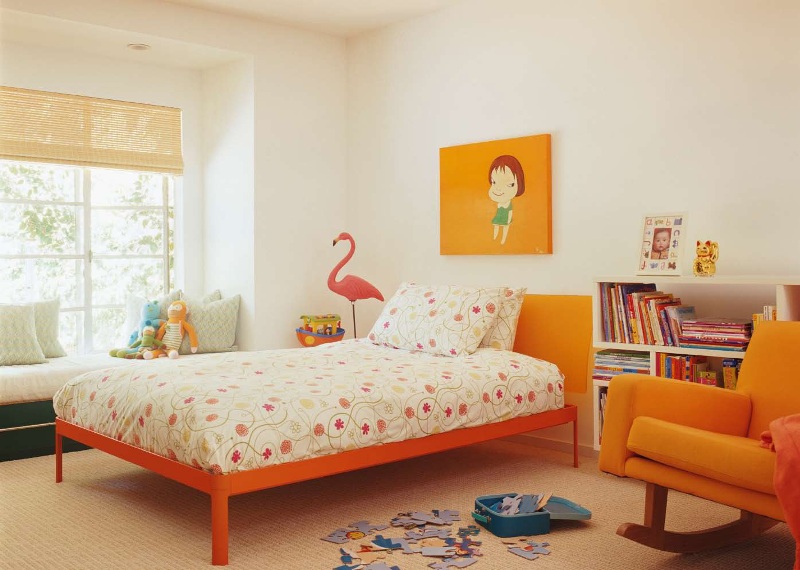 Lit simple décoré en orange