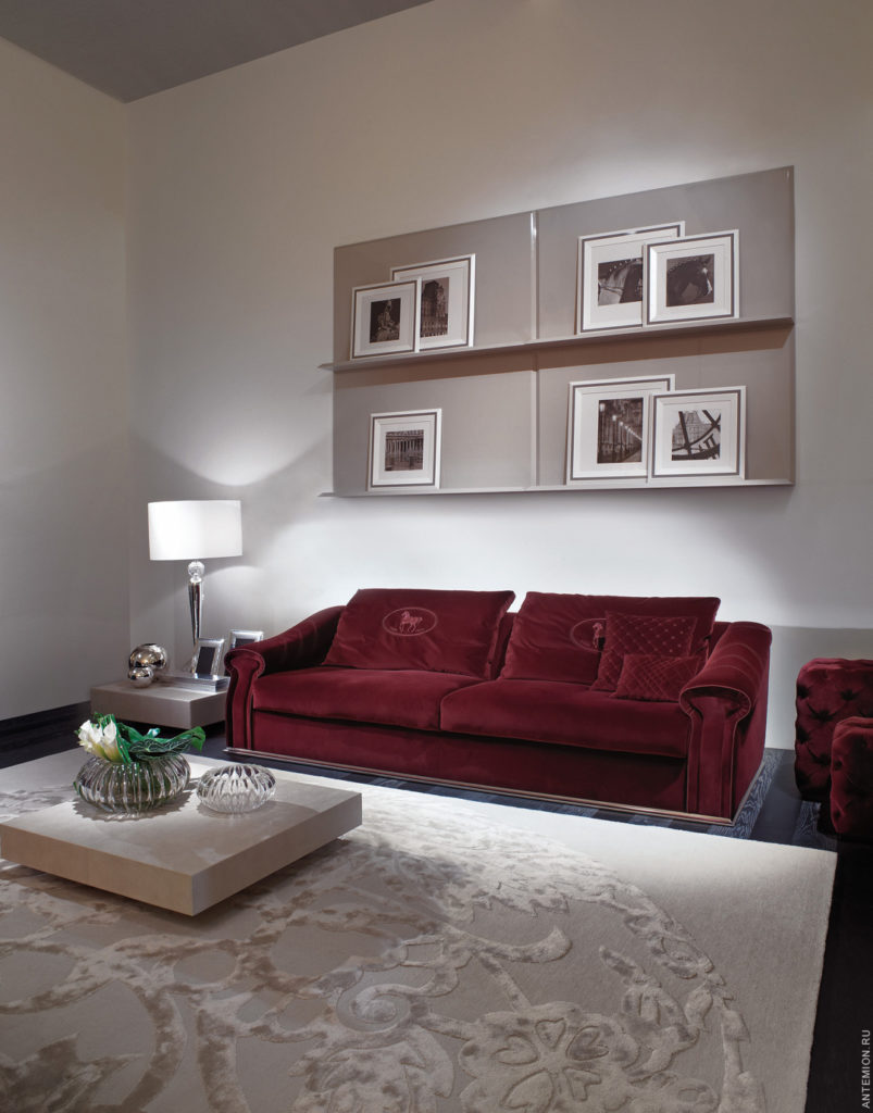 Décorer un canapé bordeaux