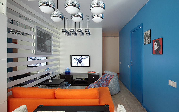 Canapé orange à l'intérieur de la chambre