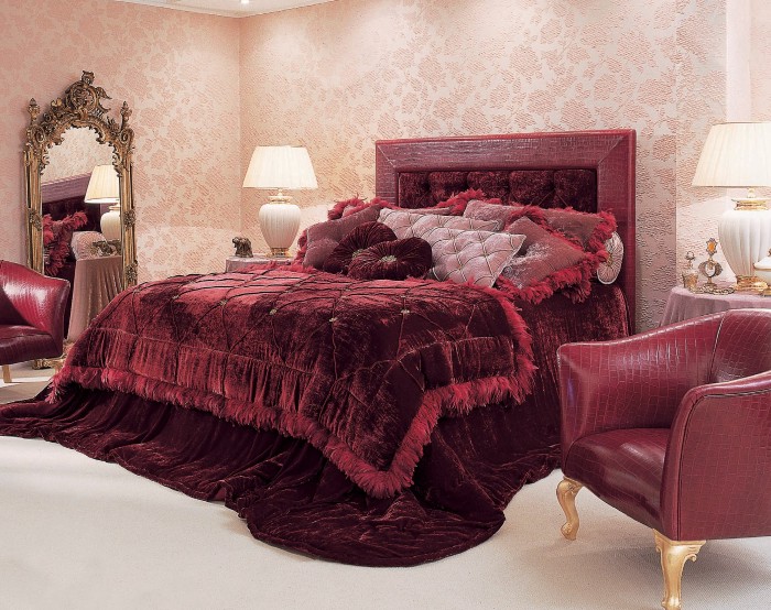 Bel intérieur de lit au design bordeaux