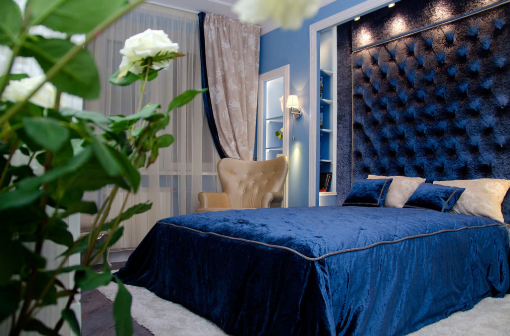 Belle couleur bleue sur un lit moderne