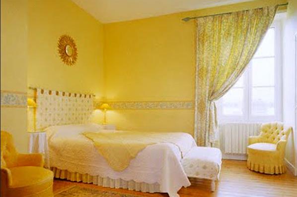 Joli ton de lit jaune pour la maison