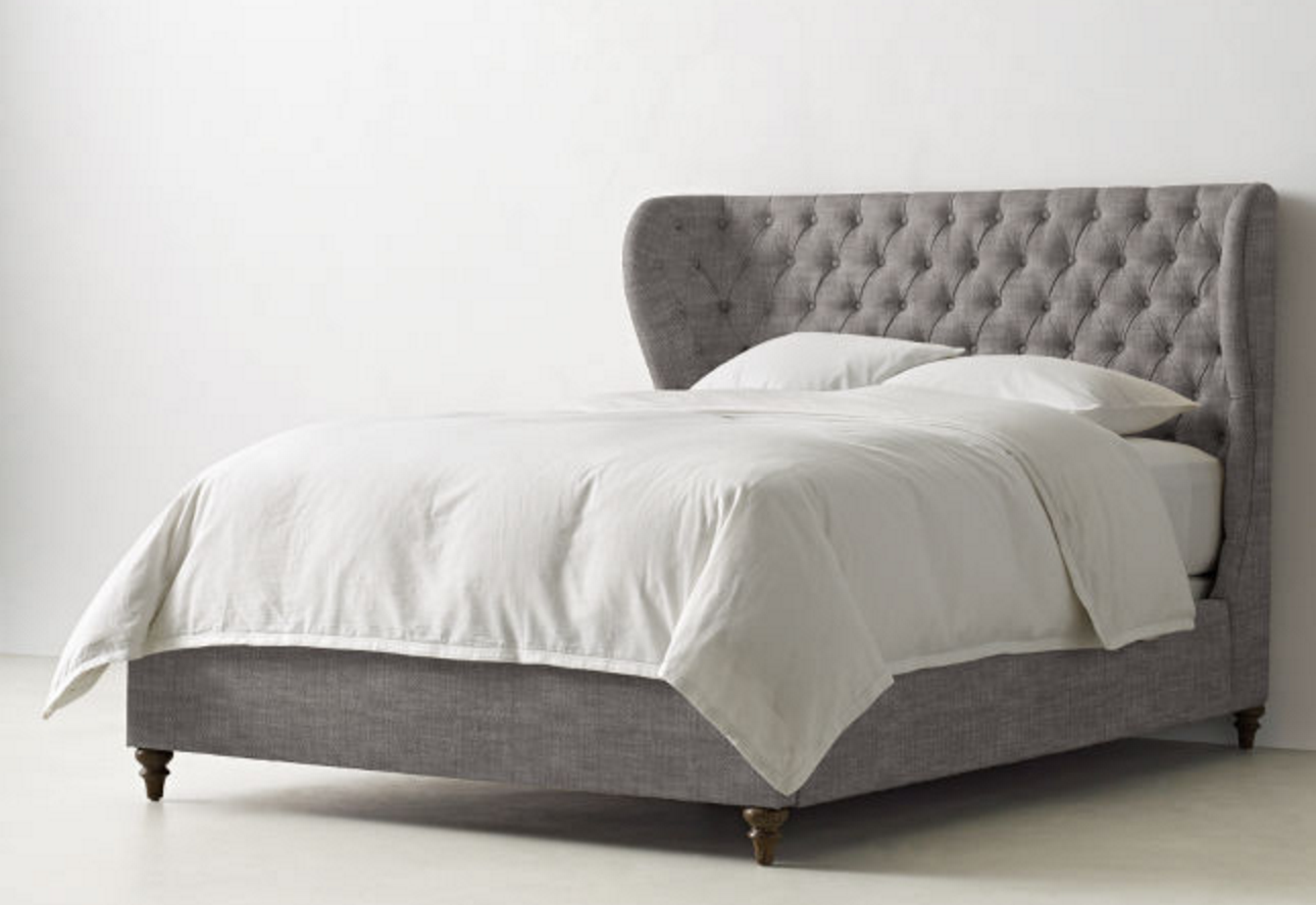 Lit à pieds en bois gris avec tête de lit haute rembourrée