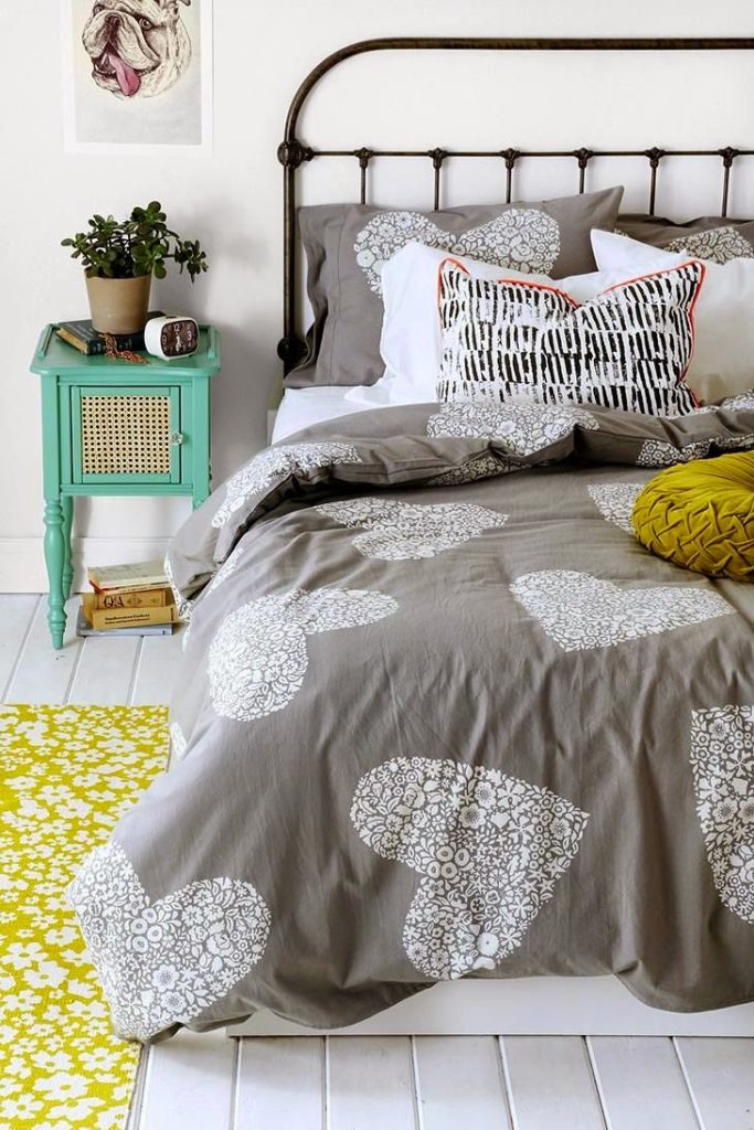 Lit gris pour décoration de chambre