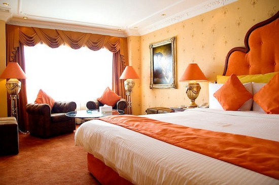 Couleur décorative juteuse d'un lit moderne