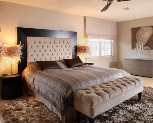 Chambre à coucher avec lit marron