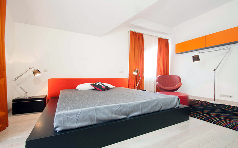 Une chambre avec un riche lit floral décoratif