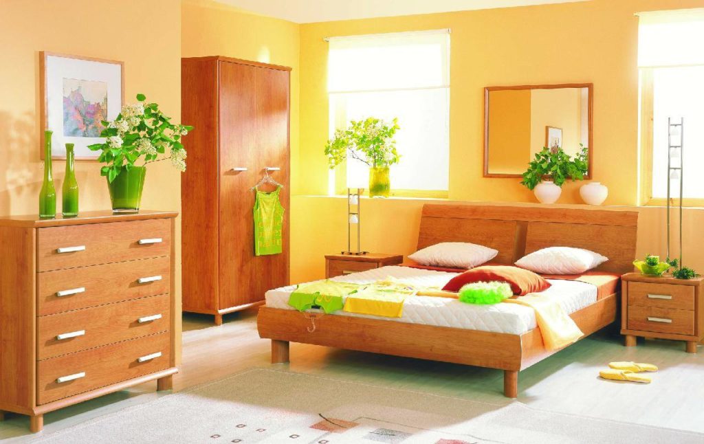 Une chambre avec un lit orange clair