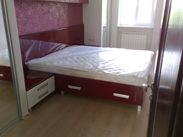 Lit bordeaux élégant