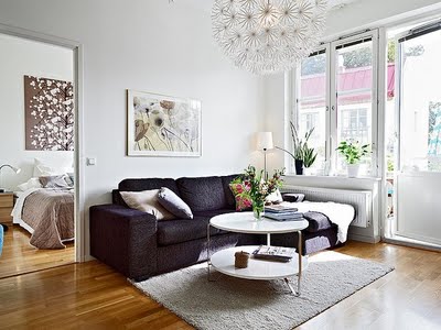 Le poids d'un canapé noir à l'intérieur