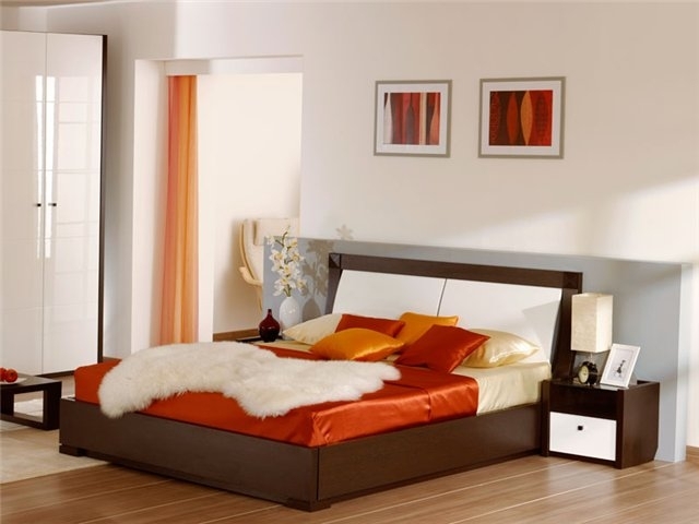 Lit orange vif pour la chambre