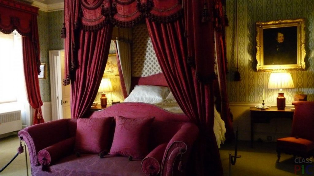 Un canapé bordeaux lumineux