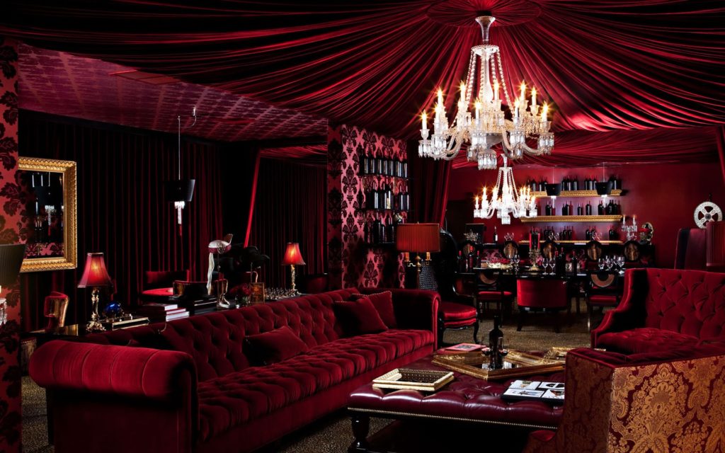 Intérieur lumineux avec un canapé bordeaux