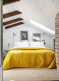 Le lit jaune a l'air brillant et beau