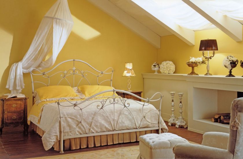 Lit en métal jaune pour chambre